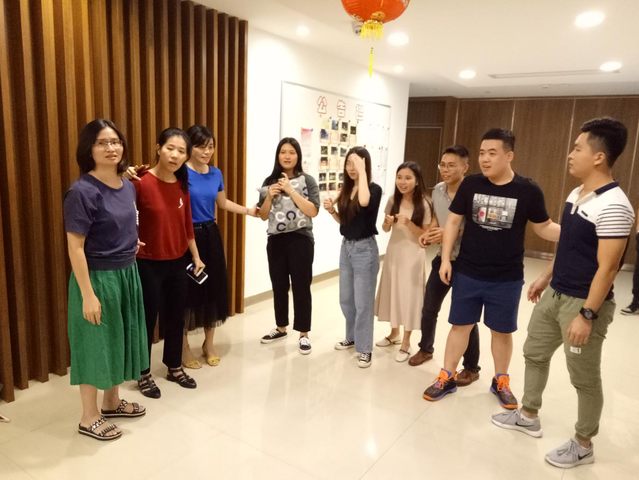 大家都蓄势待发，等待主持人说出钱数。